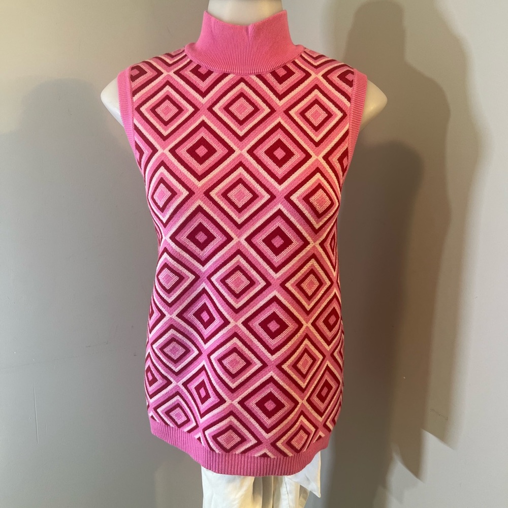 Fitted Pink Graphic Sleeveless Tank Top